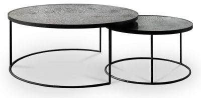 Ethnicraft Couchtisch Set: Zwei runde Beistelltische mit schwarzem Metallgestell und strukturierter Tischplatte.